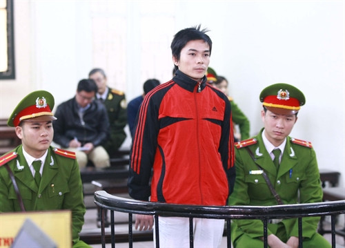 Bị cáo Nguyễn Viết Dũng trước vành móng ngựa. Ảnh: Doãn Tấn – TTXVN Bị cáo Nguyễn Viết Dũng trước vành móng ngựa. Ảnh: Doãn Tấn – TTXVN