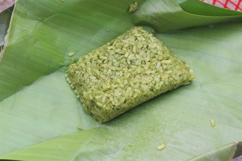 Hạt cốm Cao Bằng được làm từ lúa nếp Pì Pất hoặc nếp cái hoa vàng có vị thơm ngon đặc biệt.