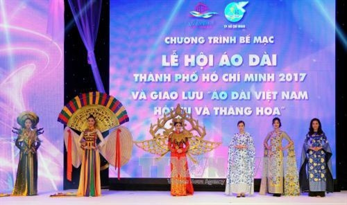 Giới thiệu các bộ sưu tập Áo dài tiêu biểu của các nhà thiết kế tại chương trình. Ảnh: An Hiếu - TTXVN