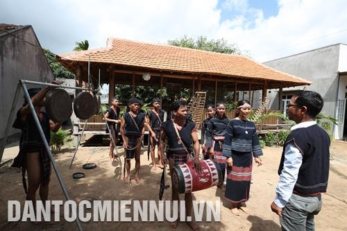Bí thư Chi đoàn xã Ia O, huyện Chư Prông (Gia Lai), đảng viên trẻ Kpă Meo đã trở thành tấm gương sáng cho nhiều thanh niên và đồng bào dân tộc trên địa bàn. Ảnh: Hoàng Hà Anh Đinh A Ngưi, người Bahnar ở làng Kgiang, xã Kông Lơng Khơng, huyện Kbang (Gia Lai) hướng dẫn bà con trong làng cách thức biểu diễn điệu Xoang cổ. Ảnh: Hoàng Hà Cán bộ huyện Kông Chro (Gia Lai) phổ biến chính sách kinh tế của Đảng và Nhà nước cho thanh niên và đồng bào dân tộc Bahnar ở xã Đak Kơ Ning. Ảnh: Hoàng Hà Buôn làng của đồng bào dân tộc ngày càng đổi mới. Trong ảnh: Làng T’Kắt, xã Đăk Kơ Ning, huyện Kông Chro (Gia Lai). Ảnh: Hoàng Hà