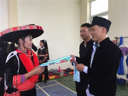 Trình diễn trang phục dân tộc trong Ngày hội văn hóa Chợ tình còn trưng bày, mua bán các sản vật của đồng bào. Là nơi để những người đàn ông dân tộc cùng nhau gặp gỡ, tâm tình và thi lày cỏ. Chàng trai dân tộc Dao trao chiếc khăn cho bạn gái sau đêm chợ tình Chợ tình còn là nơi hẹn hò, giao lưu cùng hát giao duyên của các chàng trai, cô gái dân tộc Lô lô.