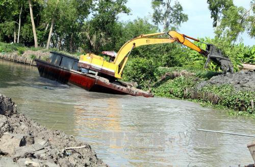 Nạo vét kênh thủy lợi nội đồng tại xã Lương Tâm, huyện Long Mỹ. Ảnh: Duy Khương – TTXVN Nạo vét kênh thủy lợi nội đồng tại xã Lương Tâm, huyện Long Mỹ. Ảnh: Duy Khương – TTXVN