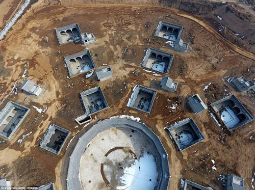 Những ngôi nhà nằm sâu dưới lòng đất từ 6-7m, có hệ thống thoát nước tốt