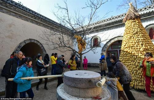 Tất cả mọi người trong nhiều căn nhà cùng sinh hoạt cộng đồng tại sân chung ở giữa