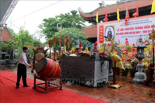 Bí thư Huyện ủy Cẩm Giàng Trần Văn Hảo đánh trống khai hội. Ảnh: Mạnh Tú - TTXVN Bí thư Huyện ủy Cẩm Giàng Trần Văn Hảo đánh trống khai hội. Ảnh: Mạnh Tú - TTXVN