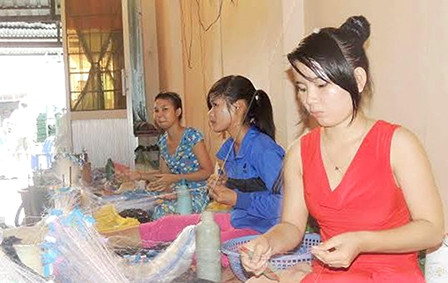 Các chị gia công làm lưới ở làng lưới Thơm Rơm.