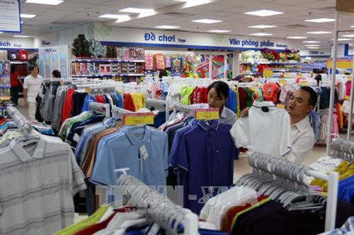 Người tiêu dùng mua sắm tại hệ thống siêu thị Saigon Co.op Thành phố Hồ Chí Minh. Ảnh: Thanh Vũ-TTXVN