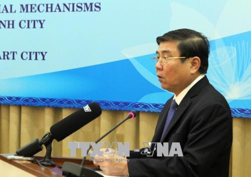 Chủ tịch UBND Thành phố Hồ Chí Minh thông tin những điểm chính của Nghị quyết 54 và Đề án xây dựng thành phố thông minh. Ảnh: Thành Chung – TTXVN Chủ tịch UBND Thành phố Hồ Chí Minh thông tin những điểm chính của Nghị quyết 54 và Đề án xây dựng thành phố thông minh. Ảnh: Thành Chung – TTXVN