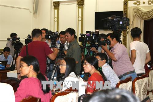 Phóng viên báo chí tham dự buổi họp báo. Ảnh: Trần Xuân Tình – TTXVN Phóng viên báo chí tham dự buổi họp báo. Ảnh: Trần Xuân Tình – TTXVN
