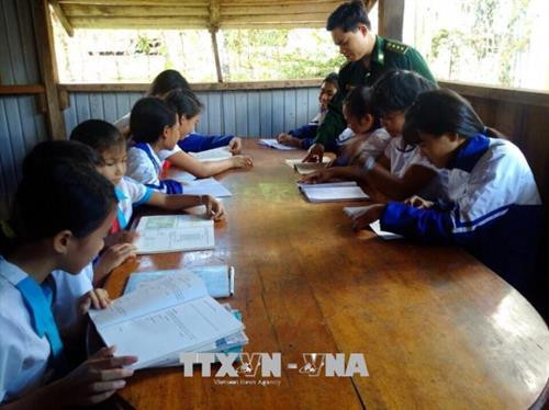 Cán bộ, chiến sĩ Đồn biên phòng của khẩu Quốc tế Lệ Thanh bổ sung kiến thức cho các em học sinh vùng biên giới tỉnh Gia Lai . Ảnh: Hồng Điệp - TTXVN Cán bộ, chiến sĩ Đồn biên phòng của khẩu Quốc tế Lệ Thanh bổ sung kiến thức cho các em học sinh vùng biên giới tỉnh Gia Lai . Ảnh: Hồng Điệp - TTXVN