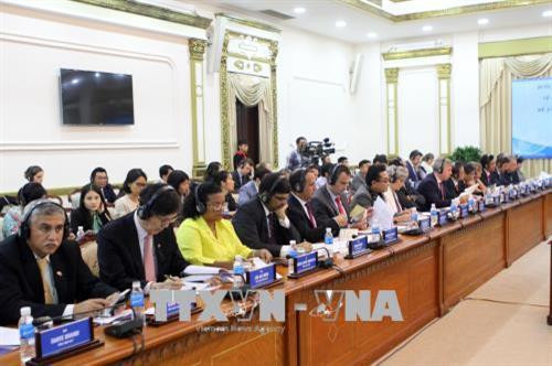 Đoàn Lãnh sự các nước tại Thành phố Hồ Chí Minh tham dự buổi trao đổi thông tin về Nghị quyết 54 và Đề án xây dựng thành phố thông minh. Ảnh: Thành Chung – TTXVN Đoàn Lãnh sự các nước tại Thành phố Hồ Chí Minh tham dự buổi trao đổi thông tin về Nghị quyết 54 và Đề án xây dựng thành phố thông minh. Ảnh: Thành Chung – TTXVN