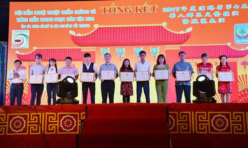 Trao giải diễn viên xuất sắc. Ảnh: Hoài Thu/TTXVN