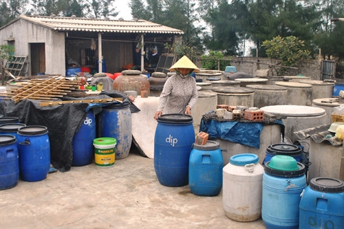 Được ngân hàng cho vay 20 triệu đồng, gia đình bà Nguyễn Thị Dịp ở xã Nhân Trạch, huyện Bố Trạch đầu tư mở rộng cơ sở chế biến nước mắm, ruốc chất lượng cao, được khách hàng ưa chuộng