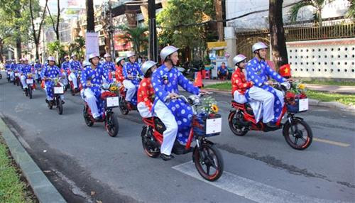 Các cặp đôi diễu hành qua các tuyến đường. Ảnh: Xuân Dự - TTXVN