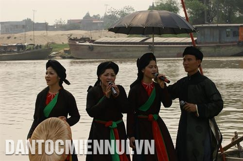 Liền anh, liền chị Thổ Hà hát Quan họ trên sông Cầu. Ảnh: Hoàng My