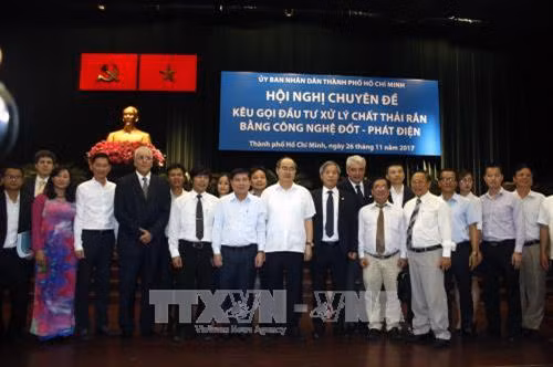 Bí thư Thành ủy Thành phố Hồ Chí Minh Nguyễn Thiện Nhân với các nhà đầu tư. Ảnh: Hoàng Hải-TTXVN Bí thư Thành ủy Thành phố Hồ Chí Minh Nguyễn Thiện Nhân với các nhà đầu tư. Ảnh: Hoàng Hải-TTXVN