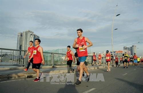 Các vận động viên trong nước và quốc tế tham gia tranh tài tại giải Marathon Quốc tế Thành phố Hồ Chí Minh Techcombank 2017. Ảnh: An Hiếu – TTXVN