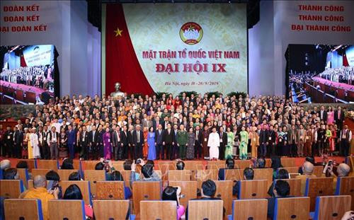 Thủ tướng Nguyễn Xuân Phúc cùng các đồng chí lãnh đạo Đảng, Nhà nước chụp ảnh lưu niệm với các Ủy viên Ủy ban Trung ương Mặt trận Tổ quốc Việt Nam khóa IX. Ảnh: TTXVN