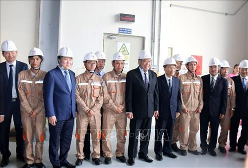 Đồng chí Trương Hòa Bình, Ủy viên Bộ Chính trị, Phó Thủ tướng Chính phủ cùng các Bộ, Ngành Trung ương chụp hình lưu niệm với cán bộ, kỹ sư, công nhân nhà máy. Ảnh: Nguyễn Thanh - TTXVN Đồng chí Trương Hòa Bình, Ủy viên Bộ Chính trị, Phó Thủ tướng Chính phủ cùng các Bộ, Ngành Trung ương chụp hình lưu niệm với cán bộ, kỹ sư, công nhân nhà máy. Ảnh: Nguyễn Thanh - TTXVN