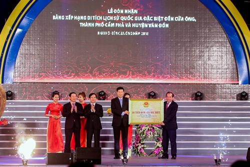 Phó Thủ tướng Thường trực Trương Hòa Bình trao Bằng Di tích lịch sử Quốc gia Đặc biệt cho thành phố Cẩm Phả. Ảnh: Trung Nguyên - TTXVN Phó Thủ tướng Thường trực Trương Hòa Bình trao Bằng Di tích lịch sử Quốc gia Đặc biệt cho thành phố Cẩm Phả. Ảnh: Trung Nguyên - TTXVN