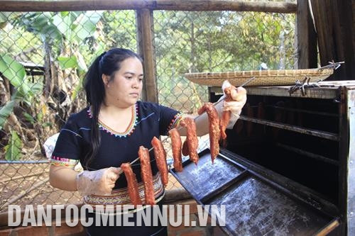 Thịt lợn được xiên que để hong khô trên bếp lửa. Ảnh: Hồng Điệp Thịt lợn gác bếp, muối kiến vàng, rượu cần là văn hóa ẩm thực không thể thiếu trong ngày Tết của người Jrai. Ảnh: Hồng Điệp Thịt lợn được xiên que để hong khô trên bếp lửa. Ảnh: Hồng Điệp Thịt lợn gác bếp, muối kiến vàng, rượu cần là văn hóa ẩm thực không thể thiếu trong ngày Tết của người Jrai. Ảnh: Hồng Điệp