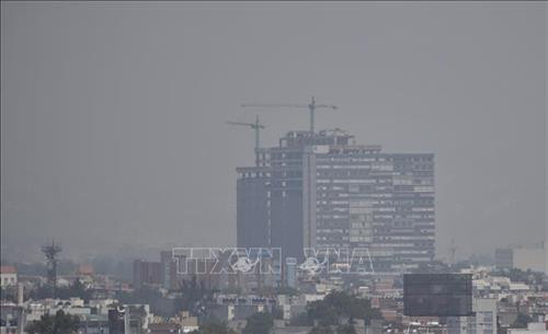 Khói mù ô nhiễm bao phủ dày đặc trên bầu trời ở Mexico City. Ảnh: AFP/ TTXVN