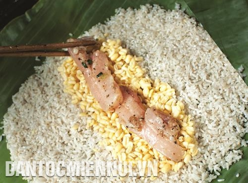 Để gói bánh tét, đồng bào thường cho gạo nếp ở ngoài cùng, sau đó là một lớp đậu xanh mỏng và trong cùng là thịt heo.