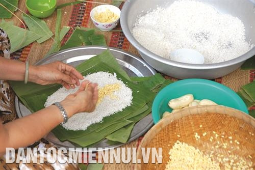 Để gói bánh tét, đồng bào thường cho gạo nếp ở ngoài cùng, sau đó là một lớp đậu xanh mỏng và trong cùng là thịt heo.