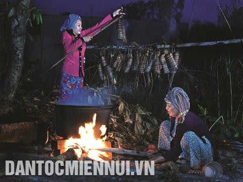 Cùng nhau nấu bánh tét.