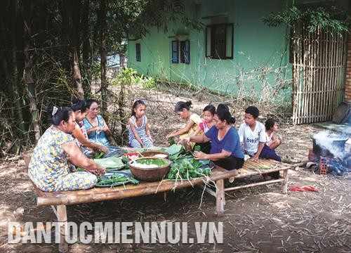 Vào dịp lễ, Tết, đồng bào Khmer ở nhiều phum sóc vẫn giữ tập tục cùng góp gạo nếp, đậu, thịt heo... để gói bánh tét.