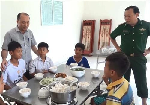 Đồn biên phòng Tam Chung hỗ trợ các suất ăn. Ảnh: Trịnh Duy Hưng-TTXVN Đồn biên phòng Tam Chung hỗ trợ các suất ăn. Ảnh: Trịnh Duy Hưng-TTXVN