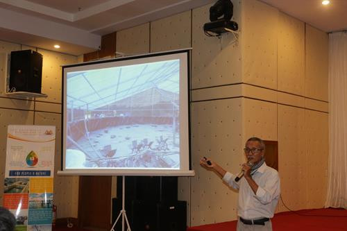 Đại diện Công ty Aquabox chia sẻ việc ứng dụng công nghệ điện toán đám mây trong giám sát môi trường ao nuôi. Ảnh: Ngọc Thiện- TTXVN Đại diện Công ty Aquabox chia sẻ việc ứng dụng công nghệ điện toán đám mây trong giám sát môi trường ao nuôi. Ảnh: Ngọc Thiện- TTXVN