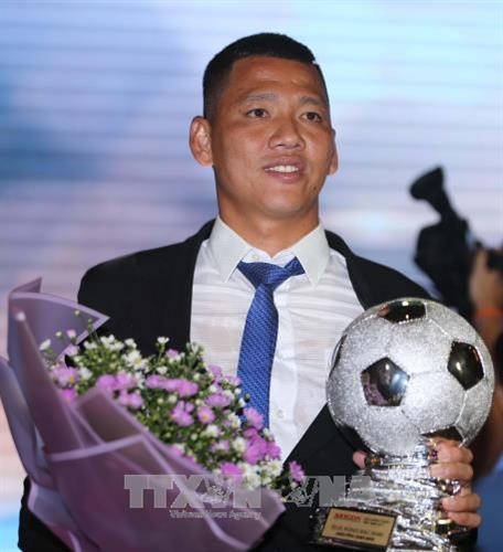 Cầu thủ Nguyễn Anh Đức (Becamex Bình Dương) đoạt giải Quả bóng Bạc. Ảnh: Quang Nhựt – TTXVN Cầu thủ Nguyễn Anh Đức (Becamex Bình Dương) đoạt giải Quả bóng Bạc. Ảnh: Quang Nhựt – TTXVN