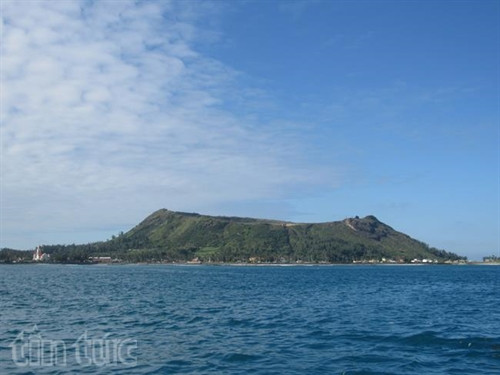 Lý Sơn nằm cách đất liền khoảng 24 km và có vị trí chiến lược trong việc bảo vệ chủ quyền an ninh biển, đảo của Tổ quốc trên Biển Đông.