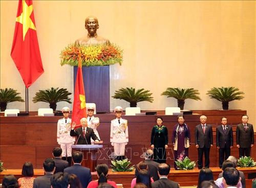 Tổng Bí thư Nguyễn Phú Trọng, Chủ tịch nước CHXHCN Việt Nam nhiệm kỳ 2016-2021 thực hiện nghi thức tuyên thệ nhậm chức trước Quốc hội, đồng bào và cử tri cả nước. Ảnh: Trọng Đức - TTXVN Tổng Bí thư Nguyễn Phú Trọng, Chủ tịch nước CHXHCN Việt Nam nhiệm kỳ 2016-2021 thực hiện nghi thức tuyên thệ nhậm chức trước Quốc hội, đồng bào và cử tri cả nước. Ảnh: Trọng Đức - TTXVN