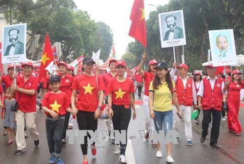 Các đại biểu tham gia đi bộ hưởng ứng chương trình “Chung sức vì nhân đạo”, phát động “Tháng nhân đạo” năm 2018, kỷ niệm Ngày chữ Thập đỏ -Trăng lưỡi liềm đỏ Quốc tế (8/5). Ảnh: TTXVN Các đại biểu tham gia đi bộ hưởng ứng chương trình “Chung sức vì nhân đạo”, phát động “Tháng nhân đạo” năm 2018, kỷ niệm Ngày chữ Thập đỏ -Trăng lưỡi liềm đỏ Quốc tế (8/5). Ảnh: TTXVN