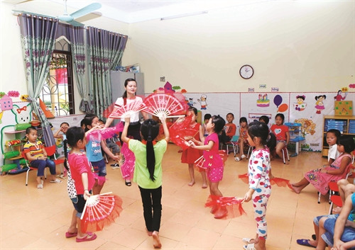 Dạy múa cho học sinh lớp mẫu giáo 5 - 6 tuổi ở Trường mầm non Nậm Hàng 1, huyện Nậm Nhùn Dạy múa cho học sinh lớp mẫu giáo 5 - 6 tuổi ở Trường mầm non Nậm Hàng 1, huyện Nậm Nhùn