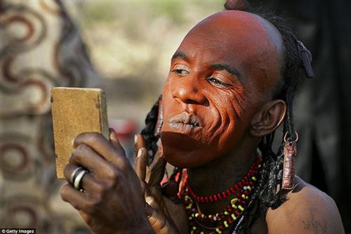 Gương chính là vật bất ly thân của những người đàn ông thuộc bộ lạc Wodaabe.