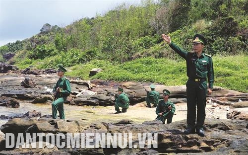 Những năm qua, bộ đội biên phòng tỉnh Kiên Giang đã không để xảy ra tranh chấp ngư trường biển, bến bãi, vi phạm chủ quyền biển, đảo. Ảnh: Lê Huy Hải Chiến sĩ đồn biên phòng Phú Mỹ tuần tra, bảo vệ biên giới quốc gia địa bàn huyện Giang Thành. Ảnh: Lê Huy Hải Bộ đội biên phòng tỉnh Kiên Giang luôn hoàn thành tốt nhiệm vụ bảo vệ vững chắc biên giới quốc gia, giữ vững an ninh chính trị, trật tự an toàn xã hội. Trong ảnh: Chiến sĩ đồn biên phòng Gành Dầu tuần tra khu vực phía bắc đảo Phú Quốc. Ảnh: Lê Huy Hải Những năm qua, bộ đội biên phòng tỉnh Kiên Giang đã không để xảy ra tranh chấp ngư trường biển, bến bãi, vi phạm chủ quyền biển, đảo. Ảnh: Lê Huy Hải Chiến sĩ đồn biên phòng Phú Mỹ tuần tra, bảo vệ biên giới quốc gia địa bàn huyện Giang Thành. Ảnh: Lê Huy Hải Bộ đội biên phòng tỉnh Kiên Giang luôn hoàn thành tốt nhiệm vụ bảo vệ vững chắc biên giới quốc gia, giữ vững an ninh chính trị, trật tự an toàn xã hội. Trong ảnh: Chiến sĩ đồn biên phòng Gành Dầu tuần tra khu vực phía bắc đảo Phú Quốc. Ảnh: Lê Huy Hải