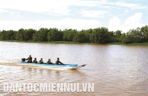 Những năm qua, bộ đội biên phòng tỉnh Kiên Giang đã không để xảy ra tranh chấp ngư trường biển, bến bãi, vi phạm chủ quyền biển, đảo. Ảnh: Lê Huy Hải Chiến sĩ đồn biên phòng Phú Mỹ tuần tra, bảo vệ biên giới quốc gia địa bàn huyện Giang Thành. Ảnh: Lê Huy Hải Bộ đội biên phòng tỉnh Kiên Giang luôn hoàn thành tốt nhiệm vụ bảo vệ vững chắc biên giới quốc gia, giữ vững an ninh chính trị, trật tự an toàn xã hội. Trong ảnh: Chiến sĩ đồn biên phòng Gành Dầu tuần tra khu vực phía bắc đảo Phú Quốc. Ảnh: Lê Huy Hải Những năm qua, bộ đội biên phòng tỉnh Kiên Giang đã không để xảy ra tranh chấp ngư trường biển, bến bãi, vi phạm chủ quyền biển, đảo. Ảnh: Lê Huy Hải Chiến sĩ đồn biên phòng Phú Mỹ tuần tra, bảo vệ biên giới quốc gia địa bàn huyện Giang Thành. Ảnh: Lê Huy Hải Bộ đội biên phòng tỉnh Kiên Giang luôn hoàn thành tốt nhiệm vụ bảo vệ vững chắc biên giới quốc gia, giữ vững an ninh chính trị, trật tự an toàn xã hội. Trong ảnh: Chiến sĩ đồn biên phòng Gành Dầu tuần tra khu vực phía bắc đảo Phú Quốc. Ảnh: Lê Huy Hải