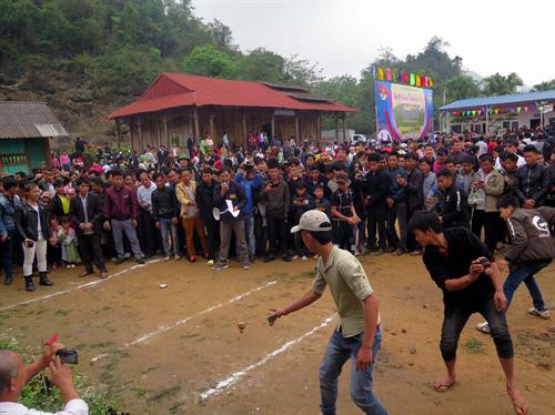Trò chơi dân gian tại ngày hội. Ảnh: Quân Trang-TTXVN Trò chơi dân gian tại ngày hội. Ảnh: Quân Trang-TTXVN
