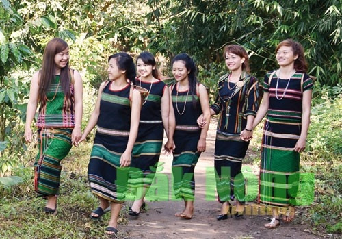 Hoa văn M’nông không quá cầu kỳ nhưng tạo nên sự hài hòa, dễ tạo điểm nhấn khi may áo, váy