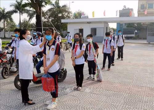 Học sinh trường chuyên Biên Hòa (thành phố Phủ Lý, tỉnh Hà Nam) được kiểm tra thân nhiệt trước khi vào lớp. Ảnh: Đại Nghĩa- TTXVN Học sinh trường chuyên Biên Hòa (thành phố Phủ Lý, tỉnh Hà Nam) được kiểm tra thân nhiệt trước khi vào lớp. Ảnh: Đại Nghĩa- TTXVN