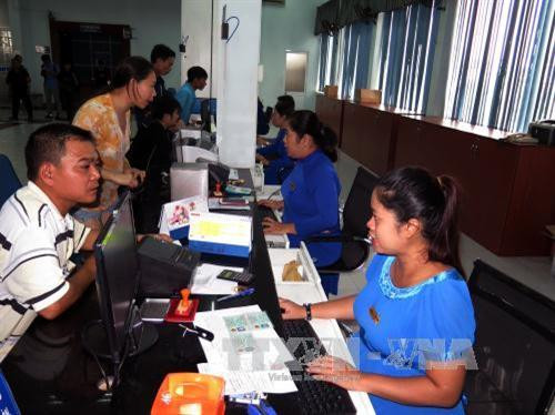 Hành khách đến mua vé tàu Tết 2018 tại ga Sài Gòn. Ảnh: Hoàng Hải-TTXVN Hành khách đến mua vé tàu Tết 2018 tại ga Sài Gòn. Ảnh: Hoàng Hải-TTXVN