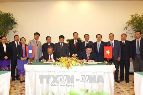 Chủ tịch UBND Thành phố Hồ Chí Minh Nguyễn Thành Phong cùng Tỉnh trưởng tỉnh Luang Prabang Khamkhan Chanthavysouk ký kết biên bản hội đàm. Ảnh: Thanh Vũ-TTXVN