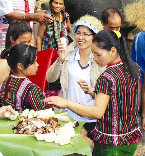 Phần lễ kết thúc, người dân và du khách sum vầy bên nhau cùng thưởng thức cơm lam, thịt lợn và uống rượu cần