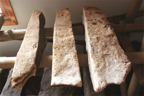 Sau khi phát hiện các thanh đá, anh Phương đã mang về cho các già làng, nghệ nhân tại bon thẩm định rồi sắp xếp thành từng bộ