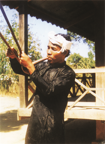 Người Chu-ru đang biểu diễn tấu nhạc với điệu Tamga Người Chu-ru đang biểu diễn tấu nhạc với điệu Tamga