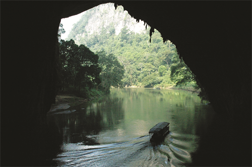 Đường vào hang Puông