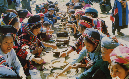 Ăn mèn mén trong lễ ma khô Ăn mèn mén trong lễ ma khô